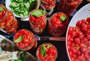 Scopri di più sull'articolo La tradizione dell’estate: la salsa di pomodoro